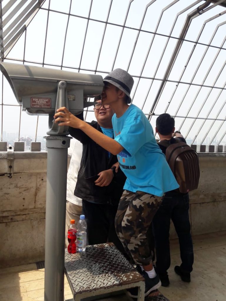 Murid HSPG Tangerang mencoba teropong